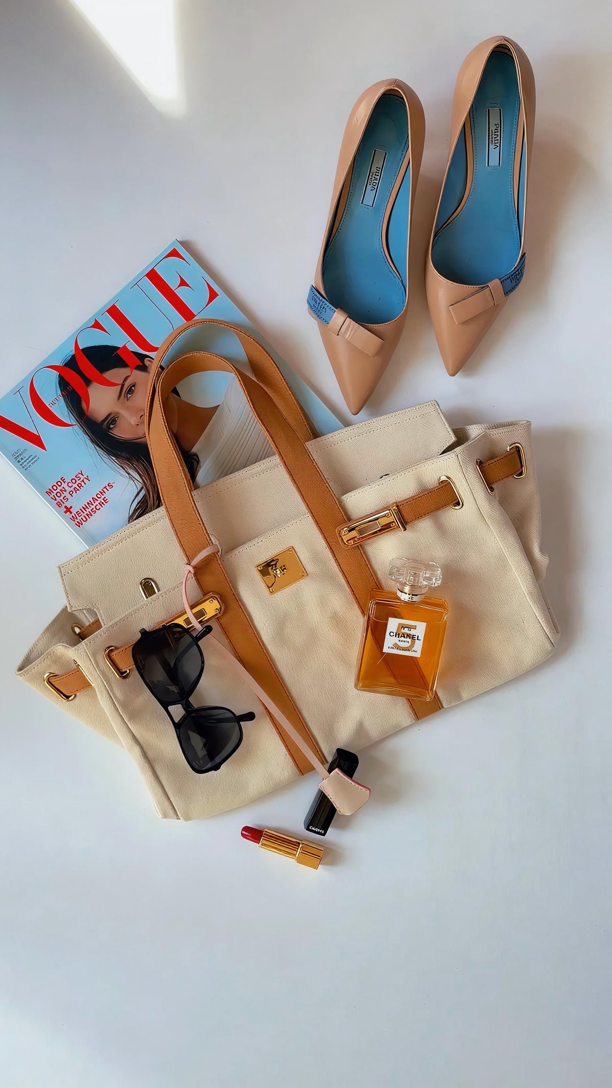 Bemoua Paris Canvas Handtasche - Lifestyle-Arrangement mit Accessoires