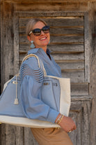 Bemoua Hamptons Canvas Shopper in Blau - Seitenansicht getragen