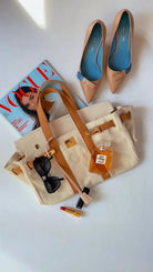 Bemoua Paris Canvas Handtasche - Lifestyle-Arrangement mit Accessoires
