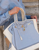 Bemoua Hamptons Canvas Shopper für Damen in Blau - Detailansicht getragen