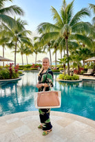 Bemoua Ibiza Canvas Shopper in Cappuccino - getragen im sommerlichen Lifestyle-Look